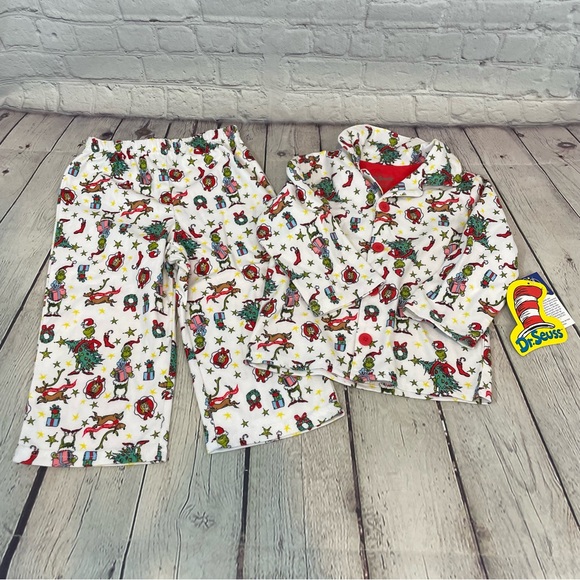 Dr Seuss Pajamas Dr Seuss The Grinch Flannel Pajama Set Poshmark